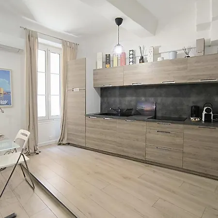 2 Bedrooms 2 Bathrooms 1 Min Palais & Beaches *
